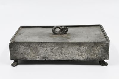 קופסה למוהל פיוטר. גרמניה. המאה ה-18. 
קופסה פיוטר למוהל\קופסא בשמים. על המכסה צורת דג. עומדת 