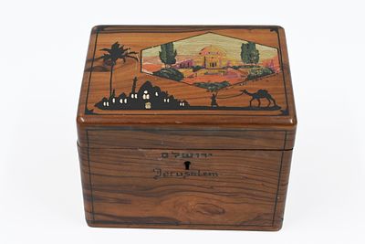 קופסות עץ זית., 1925 בקירוב 
קופסה עשויה עץ זית. על המכסה הדפס צבעוני של האוניברסיטה העברית 