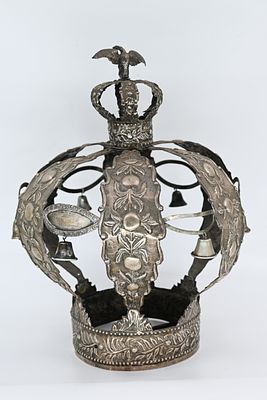 כתר לספר תורה גדול ומרשים- וינה 
כתר לספר תורה. אוסטריה-הונגריה, וינה, סוף המאה ה-19 
כסף 