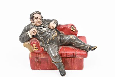 קופסא טבק אנטישמי (?), אוסטריה, המאה ה-19. 
קופסת טבק עשויה טרקוטה המייצג יהודי נח על שזלון. 