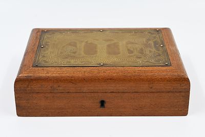 קופסא עץ עם לוח פליז, בצלאל 
קופסא עץ עם לוח פליז, בצלאל. מעוטרת בעבודת צריבה במוטיבים 