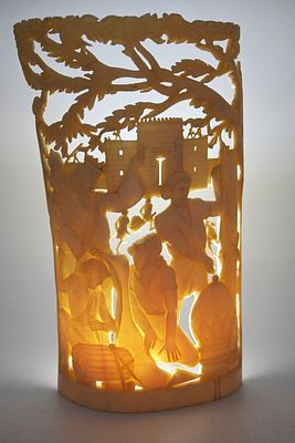 עבודת ניסור וגילוף ביד עשויה שנ-הב. תבליט "שלמה המלך - הליך בנייית בית המקדש", חתום ע"י האומן 