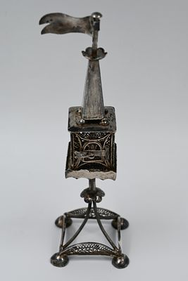 מגדל בשמים מכסף, אוסטריה-הונגריה, חתום, מאה ה-19, מעוטר בעבודת פילגרין יפייפיה במרכז גוף המגדל. 