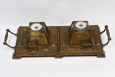 קסת דיו, בצלאל 
קסת דיו כפול מפליז, בצלאל ירושלם, בסיס מעוטר בתבליטים ארט-נבו בעלת שתי ידיות עם 