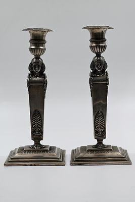 זוג פמוטים כסף Egyptian Revival, גרמניה, סוף המאה ה-19. 
עם ראשים פרעוניים. 
חתום. 