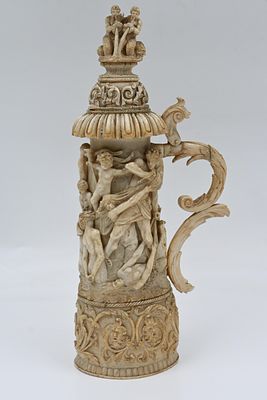 טאנקרד אירופאי מגולף גדול ומרשים 
טאנקרד (Tankard) מגולף אירופאי עתיק , 1800 בקירוב, מעוטר 