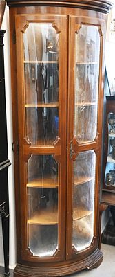 ויטרינה ארון תצוגה פינתי, סגנון עתיק 
מדפי עץ, תאורה פנימית. 
גובה: 199 ס'. 