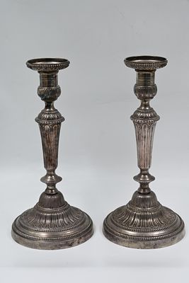 זוג פמוטי ברונזה צרפתים מצופים כסף, סגנון אמפייר, המאה ה-19. גובה: 28 ס'. מצב טוב מאוד,