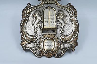 טס כסף לספר תורה - אוסטרו-הונגריה, הקדשה משנת תרע"כ 
טס לספר תורה. אוסטרו-הונגריה (כנראה וינה) 