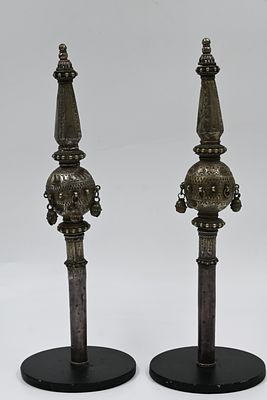 זוג רימונים לספר תורה – תימן 
זוג רימונים לספר תורה. תימן. 
כסף (אינו חתום), פיליגרן. 