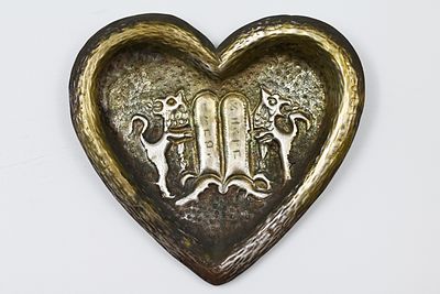 קישוט קיר מכסף, מעוטר בעבודת יד בלט של זוג אריות עם לוחות הברית בכיתוב מסביב: " אגיל ואשמח בשמחת 