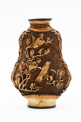 בקבוק בושם סיני, גילוף עצם, ללא פקק. גובהו 7 ס'