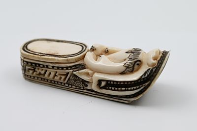 קופסא סינית ישנה עשויה עצם, מעוטרת בגילוף יד בצורת נעל עם מכסה, מצב טוב, שבר מינורי, מידה: 9 ס'