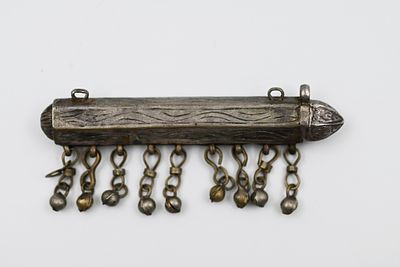 בית קמע מכסף עתיק, מעוטר בעבודת ריקוע יד ומעוטר בעבודת חריטות, עם אפליקציות, נפתח, רוחב: 8.5 ס'