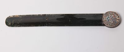 פותחן מכתבים רוסי. המאה ה19. מעוטר בעבודת כסף ואמייל, עשוי זכוכיתו באבן גייד. מידות: 16 ס'. יש 