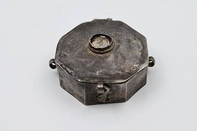 בית קמע איסלמי עתיק עשוי כסף. 
מידות: 7.5 ס'