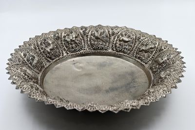 קערה סינית גדולה ממדים ויוצאת דופן מצופה כסף, מעוטרת במוטיבים של חיות בעבודת ריקוע 