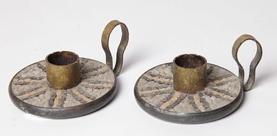 זוג פמוטים עם ידיות, מתכת משובצת פסיפס אבן, בעיצוב דוד מלכה, שנות ה-60, חתום. גובה 4 ס'.