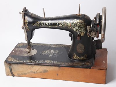 מכונת תפירה זינגר, שנות ה-20. מידות: רוחב 42.5 ס'.