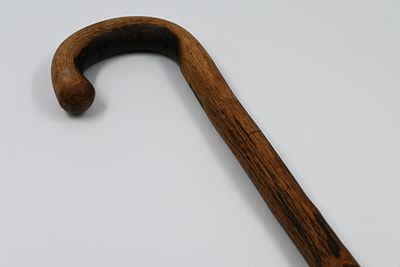 מקל הליכה עשויי עץ עם ידית מעוקלת (מקל סבא), גובה: 84 ס'