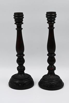 זוג פמוטים עשויים עץ, שנות ה20. גילוף עץ בעבודת יד, עיטורי חריטה צמחייה ופרחים בבסיס, גובה :31 