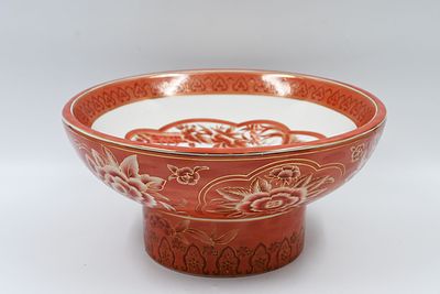 קערת פורצלן צבע כתום, חתום, מעוטרת בטווסים מזרחית מהממת, גובה: 13 ס', קוטר:27 ס'