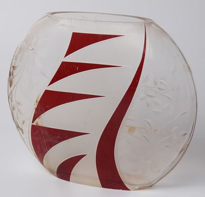 אגרטל קריסטל בוהמי בצבע לבן מעוטר עם קישוטים בצבע אדום של של פרחים וצמחייה, גובה: 34 ס'.