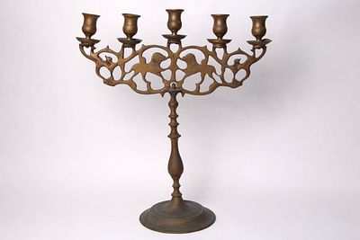 מנורה פליז לשבת קודש 5 קנים, אירופה, זרועות מפוסלות כמקשה אחת בדגם אריות וצמחייה, פגם קל באחת 