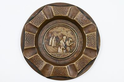 מאפרה "בצלאל" , שנות ה- 20 , מאפרה עגולה , במרכז תיאור כותל המערבי , חתום : ירושלם , קוטר :10.5 ס