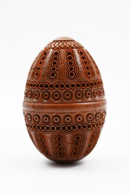 קופסא טבק להרחה מעץ זית בצורת ביצה, ארץ ישראל, ראשית שנות ה-20, מעוטרת בעבודת גילוף יפיפייה 