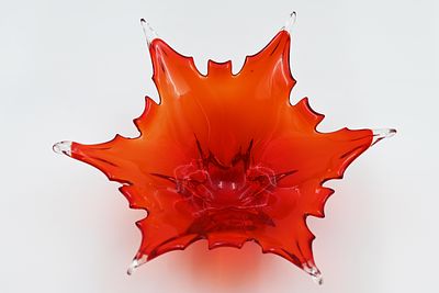 קערת זכוכית מוראנו בעבודת יד – יצירת אמנות דינמית בגווני אדום ולבן 
קערת זכוכית פיסולית בעבודת 