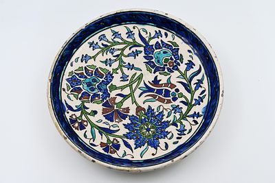 צלחת ארמנית מצוירת עבודת סטודיו. שנות החמישים לא חתומה קוטר:22 ס'