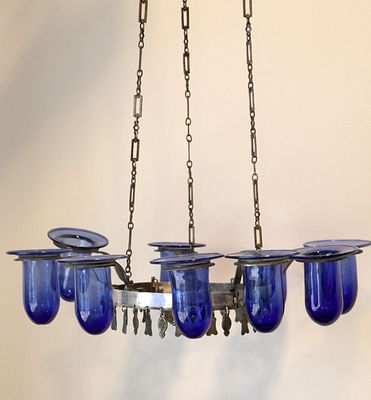 A silver Iraqi lamp.
A lamp with a circular shape. A wide bottom hoop, with nine removable