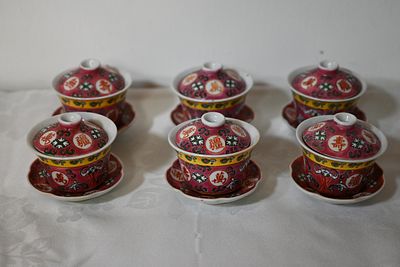 Chinese Porcelain 
A set of 6 Chinese porcelain cups including bowls and lids. Decorated with 