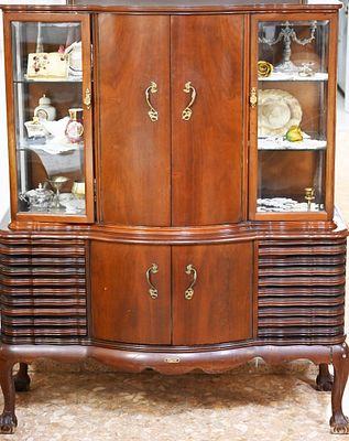 Wooden display cabinet with radio and turntable 
A wooden cabinet for a radio and turntable, on 