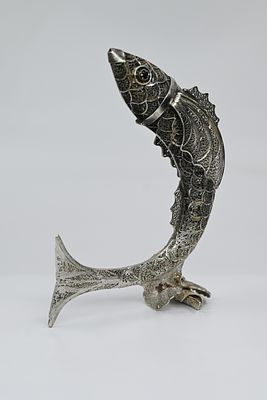 כלי בשמים כסף פיליגרן אירופאי צורת דג, המאה ה-20, מעוטר בעבודה איכותית של חוטי פיליגרן, עיניים 