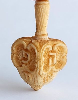 סביבון אייבורי, מעוטר בעבודת גילוף ידני אותיות: "נ", "ג", "ה", "פ". מידה: 