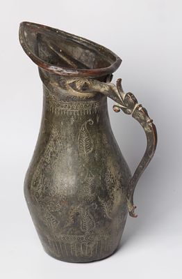 קנקן למים עשוי מפליז בעבודת יד. מתקופת השושלת הקאג'ארית (Qajar dynasty, 1925-1794), פרס, סוף 