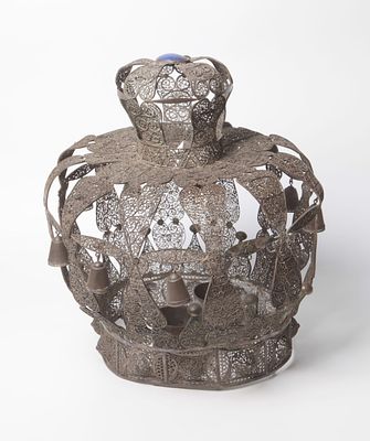 כתר כסף לספר תורה. המאה ה-20. 
כתר לספר תורה עבודת פליגרן בנוי מ-2 קומות של כתרים קטן וגדול 