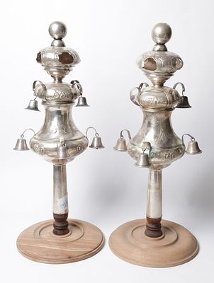 זוג רימונים לספר תורה גדולים ומרשימים מכסף, גרמניה, חתום, אמצע המאה ה-19
מורכב משלוש קומות 