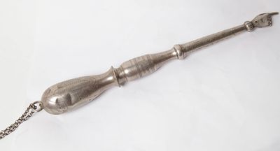 אצבע לספר תורה מכסף, אוסטריה וינה. חתום, סוף המאה ה-19, מעוטר בעבודות יד חריטה בקווים 