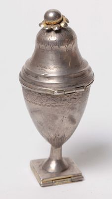 מגדל בשמים כסף, מזרח אירופה, סוף המאה ה-18, בציפוי זהב, מכסה נפתח עם צירים ובתחתית הרגל תא נפתח 