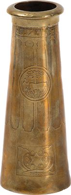 אגרטל - "בצלאל" 
אגרטל תוצרת "בצלאל". ירושלים, [בין 1912 ל-1929]. 
פליז צרוב. חתום: "בצלאל". 