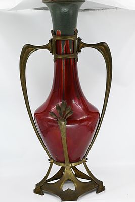 אגרטל ארט נבו מברונזה בשילוב פורצלן עבודת יד, חתום M.T.R ANNO 1910 
גובה 80 ס' 
רוחב: 40 ס' 