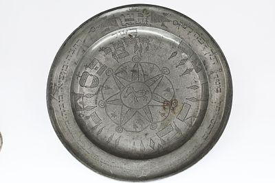 נדיר ביותר. קערת פסח עשויה פיוטר – גרמניה, המאה ה-18. קוטר 35 ס'. 
קערת פסח, תוצרת ג'וזף 