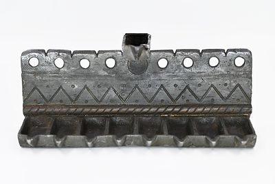 חנוכיית פיוטר הולנדית עתיקה 
חנוכייה הולנדית עתיקה מפיוטר, 1800 בקירוב. מעוטרת בעבודת חריטה 