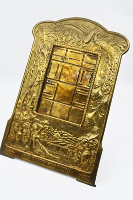 מסגרת נחושת בעבודת יד 
מסגרת לתמונה, נושא חתימה: "בצלאל ירושלם" 
מסגרת מנחושת מעוטרת בעיטורי 