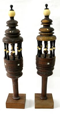 זוג רימונים לספר תורה - עץ, גילוף ואם הפנינה - איטליה, המאה ה-19 - גדולים ונדירים במיוחד 
גוף 