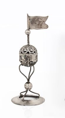 מגדל בשמים עשוי כסף וכסף פיליגרן, כנראה אוקראינה, תחילת המאה ה-19 
גובה – 14.5 ס' 
מקור: 