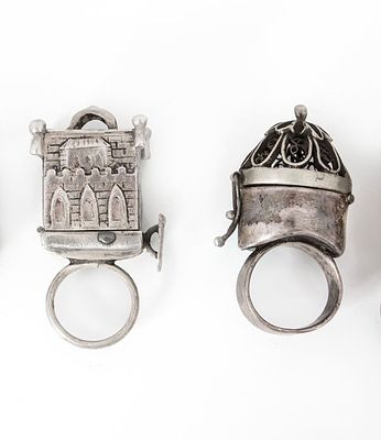 2 טבעות נישואין יהודיות מכסף 
1. טבעת פיליגרן כסף וכסף, כנראה גליציה, תחילת המאה ה-19. עם ראש 